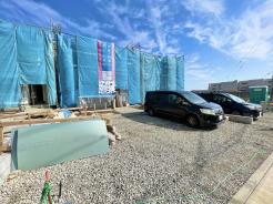 駐車場は並列3台可能、広いお庭付き