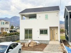 1号棟 駐車場並列３台可能、お庭付き