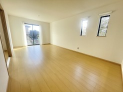 LDKの隣室には約4帖の洋室があり、続き間として利用すれば約21帖の空間となります。