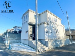 開放感を感じる北西角地のA号棟。2台駐車可能の約34坪でLDKは約17帖と広々とした4LDKです。