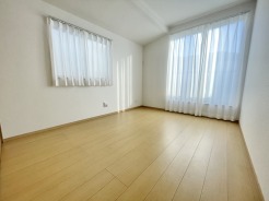 2階約8帖の主寝室。2面採光で南側のワイドバルコニーと面しており陽当たりと開放感が良好が良好です。