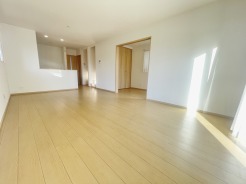 約17帖の南向きの陽当たりと開放感が良好のLDK。LDK含め全居室が2面採光となっており建物全体が明るく感じられます。