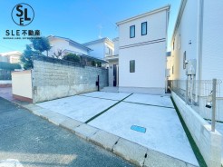 並列普通車2台駐車可能なB号棟整形地。全棟、敷地はゆとりある約34坪。都市ガス利用の住環境良好な新築です。