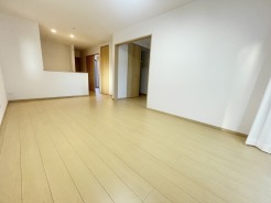 約15.8帖の南向きの陽当たりと開放感が良好のLDK。LDK含め全居室が2面採光となっており建物全体が明るく感じられます。
