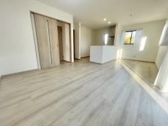 南向きで陽当たり良好のLDK約16帖。LDK含め全居室が2面採光となっており建物全体が明るく感じられます。
