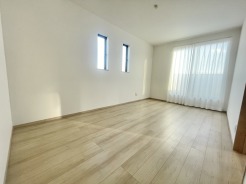 2階約7.5帖の主寝室。容量の大きい収納があり、キングサイズのベッドも置ける広さ。