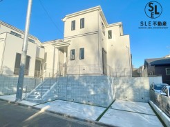 全居室南向きの陽当たりと開放感が良好のC号棟。小学校徒歩5分、中学校徒歩16分、スーパー11分の住環境良好