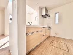 冷蔵庫やカップボードを設置しても余裕のあるスペース