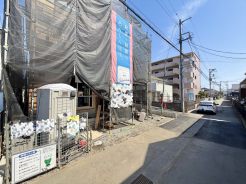 1号棟 前面は比較的交通量の少ない道路となっておりますので、お車の駐車の際も落ち着いて運転することが出来そうです。