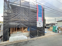 前面道路は広々と6.0mございますので、お車の駐車の際もラクラク出来そうです。