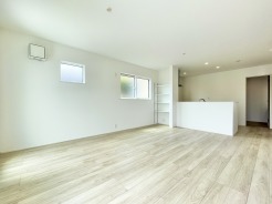 1号棟 南東側からたっぷりの陽光が差し込むLDKは15.5帖、家族の会話も弾みます。