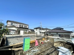 開放感あるリビングは、上質な空間設計が魅力。自然光がたっぷり差し込む心地よい空間で、贅沢なくつろぎの時間を演出します。