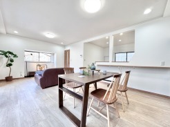 温かみのある木調と、洗練された白の空間が心地よい
