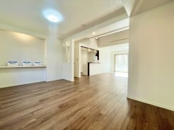 ドン・キホーテまで徒歩約7分、中学校まで8分など周辺住環境も良好の立地です。