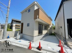 スッキリとしたデザインで南面からは心地よい日差しが差し込みます。小中学校・スーパーへのアクセス良好で生活環境が充実した住宅です。完成済み住宅の為、いつでもご見学可能となります♪