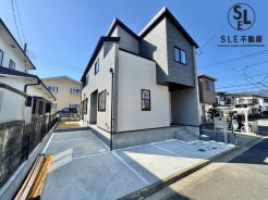 ただいま建築中！青空の下で、あなたの新しい暮らしが着々と形になっています。耐震＋制震の安心構造で、ご家族の毎日をしっかり守る住まい。完成までのワクワクも一緒に楽しめる、“未来が見える”おうちです。