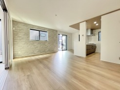 1号棟 ＬＤＫ17.5帖の広々したリビングは、一部アクセントクロスが使用されていておしゃれな空間に◎