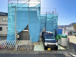 北西角地で前面道路は約6.5mのため、比較的車通りが少なくラクラク駐車が可能です。