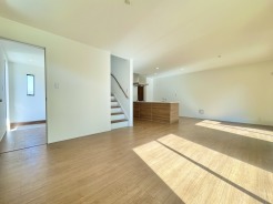 家族の会話も増えそうな広々リビングは約20.7帖