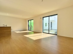 たっぷりの陽光が差し込むリビングは約20.7帖