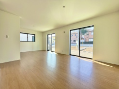 たっぷりの陽光に包まれて、ご家族みんながゆったりくつろげる広々リビングは約19.5帖					
