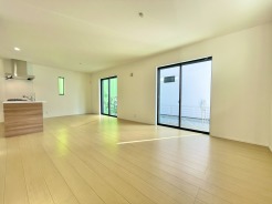 たっぷりの陽光が差し込リビングは約19.0帖