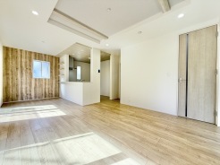 16帖のLDKには、アクセントクロスと折り上げ天井を採用しておりますので開放感のあるオシャレな空間を演出しております。