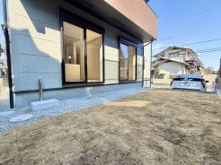 広々とした南庭付きになります。夏には簡易的なBBQやお子様用のプール等も出来そうです。