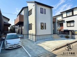 閑静な住宅街に佇む。
カースペース3台可能※車種による