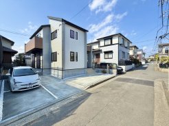 南向きの建物で陽当たり良好です。
落ち着いた住環境で新生活はいかがでしょうか。