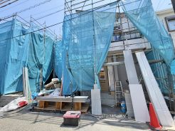 ◆面を強化する耐震構造（筋交いにより横からの力に耐える『耐力壁』
◆Low-E複層ガラス採用で、省エネ・光熱費カットにも貢献します。