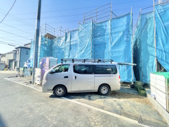 前面道路は通り抜けの出来ない道路のため、お車の運転が少し心配な方も落ち着いて駐車することが出来そうです。