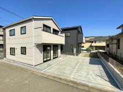 北道路と西道路の角地なので日当たりと通風は良好です。