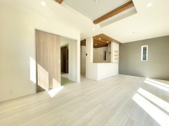 リビングとキッチンがほどよくつながる間取りで、家族のコミュニケーションが自然と生まれる住まいです。お子様の様子を見守りながら調理ができます。