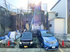 主寝室はキングサイズのベットを設置してもスペースに余裕があります。