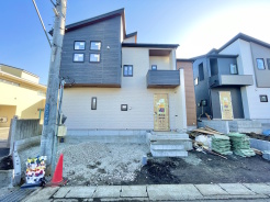 南側からたっぷりの陽光が差し込むリビング