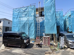 これから基礎工事が進み、少しずつ“わが家”の形が見えてくるワクワクの現地。完成後の暮らしを想像しながら、陽当たりや周辺環境もチェックできます。今なら工事の進み具合も確認でき、家づくりの過程を楽しめる、完成が待ち遠しい新築分譲地です。