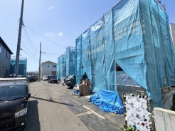 これから基礎工事が進み、少しずつ“わが家”の形が見えてくるワクワクの現地。完成後の暮らしを想像しながら、陽当たりや周辺環境もチェックできます。今なら工事の進み具合も確認でき、家づくりの過程を楽しめる、完成が待ち遠しい新築分譲地です。