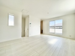 開放感あふれる2階の空間は、家族の会話も自然と弾む穏やかな広がりを感じさせます。随所に備えた豊富な収納が日々の暮らしをすっきりと整え、シンプルで清潔感のある室内が心地よい調和を生み出しています。
