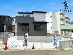 閑静な住宅街に佇む、洗練されたコントラストの外観。心地よい風が吹き抜ける住環境で、心穏やかな毎日を育むための落ち着いた空間が広がります。
