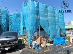 明るい日差しが差し込む静かな街で、理想の住まいが少しずつ形に。基礎から未来が立ち上がるワクワク感をそのまま届ける、新生活にぴったりの物件です。