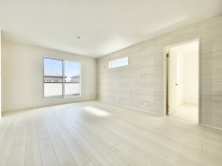 洗練された淡い色調でまとめられた室内は、家族の団らんスペースとして心地よい広がりを感じさせ、自然と家族の会話も弾むような穏やかで調和のとれた住空間を演出します。
