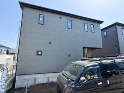 明るい日差しが差し込む静かな街で、理想の住まいが少しずつ形に。基礎から未来が立ち上がるワクワク感をそのまま届ける、新生活にぴったりの物件です。