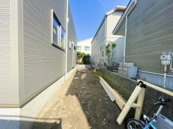 南側にはちょっとしたお庭もございます。開放感ある宅地を是非一度ご覧になってみてください。