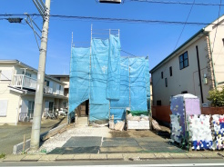 ガーデンテラスを設けたお洒落な新築戸建て。
テーブルなどを設置していただき、ティータイムなど楽しめます。