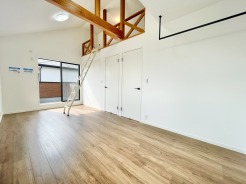 2階主寝室は約9帖の広々とした間取りで、ライフプランに合わせて間仕切ることができ4LDKへ変更することも可能です。是非一度ご覧ください。