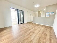 LDKは約14.5帖の広々とした空間。内外装フルリフォーム済みの南向きで陽当たりと開放感が良好の中古戸建です。