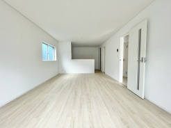 リビングとキッチンがほどよくつながる間取りで、家族のコミュニケーションが自然と生まれる住まいです。お子様の様子を見守りながら調理ができます。
