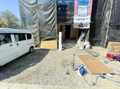 1号棟 カースペース2台可能
◆耐震　＋　制振の家　QUIE（クワイエ）【地震の揺れを吸収する家】
「制振装置により、地震の揺れを抑え、耐震性能を維持！」
