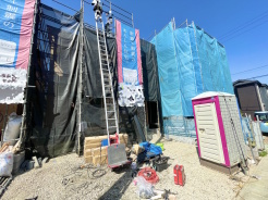 ■ダイライト工法
耐力面材として、ダイライトは、永く愛用されています。
高強度、防耐火、軽量、優れた透湿性、高耐久、ゼロアスベスト、低ホルムアルデヒドなど、
多彩な特長を備えています。